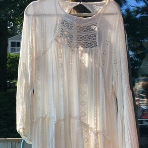 Absolutely stunning FREE PEOPLE angelic blouse with lacy detailing & open back